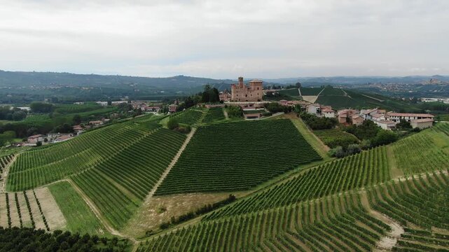 Castello di Grinzane Cavour in mezzo ai vigneti nelle Langhe