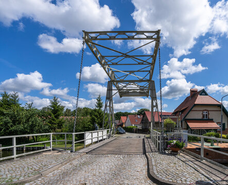 Historische Schleuse mit Klappbr&uuml;cke, Altfriesack, Brandenburg, Deutschland