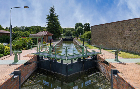 Historische Schleuse mit Klappbr&uuml;cke, Altfriesack, Brandenburg, Deutschland