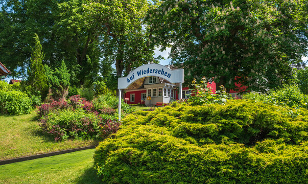 Hotel mit kleinem See und Gr&uuml;nanlage, Rheinsberg, Brandenburg, Deutschland