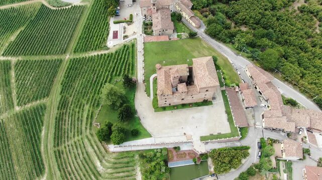 Castello di Grinzane Cavour in mezzo ai vigneti nelle Langhe