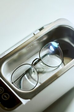 Eyewear cleaning with ultrasonic wave technology