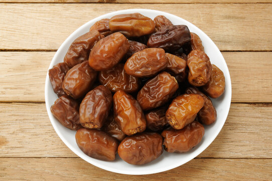 dried date palm fruit in white dish