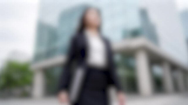 スーツ姿の女性ビジネスパーソン（就活・オフィスワーク・通勤のイメージ）