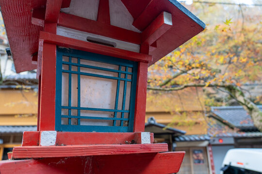【京都】貴船神社の朱色の灯籠が並ぶ参道石段と境内の風景 / 【Kyoto】Red Lanterns along the Stone Stairs at Kifune Shrine in Kyoto