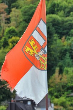 Stadtwappen der Stadt Cochem auf einer Flagge nahe der Reichsburg