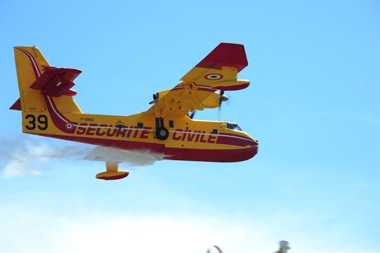 Bombardier d'eau Canadair CL-415 S&eacute;curit&eacute; civile P&eacute;lican 39 F-ZBEG en largage d'eau, d&eacute;monstration a&eacute;rienne, Brignoles, Var, France