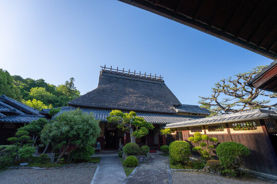Toit de chaume et cour du Seishikan &agrave; Inagawa