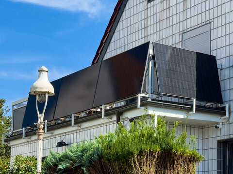 Mehrere Solarpanele an einem Balkon in Wuppertal, Deutschland