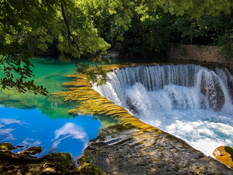 Cascades multiples d&eacute;versant leurs eaux turquoise scintillantes dans un lagon paradisiaque au c&oelig;ur d'une for&ecirc;t tropicale vue d'en haut en pleine nature