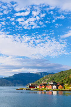 Blick &uuml;ber den &Aring;krafjord mit Holzh&uuml;tten in Norwegen