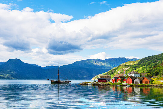 Blick &uuml;ber den &Aring;krafjord mit Segelschiff in Norwegen