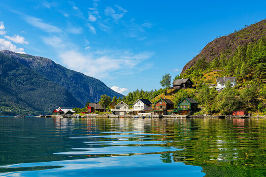 Blick auf den &Aring;krafjord mit Holzh&auml;user in Norwegen