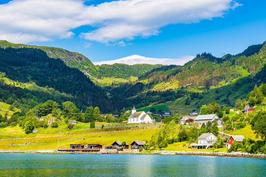 Blick &uuml;ber den &Aring;krafjord auf den Ort &Aring;kra in Norwegen