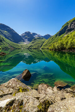 Blick auf den Gletschersee Bondhusvatnet nahe Sunndal in Norwegen.