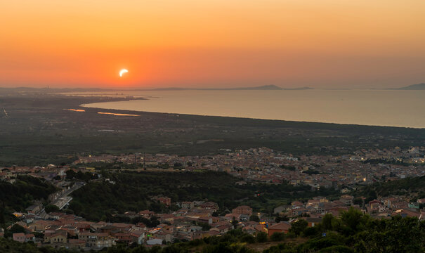 Vista panoramica del Golfo dell'Asinara con l'eclissi solare del 12 agosto 2026, Sennori, provincia di Sassari, Sardegna.