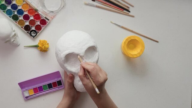 DIY papier-m&acirc;ch&eacute; calavera skull painting for Day of the Dead decor