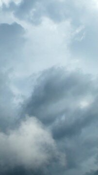 積乱雲から黒い雨雲へ変化するタイムラプス／夏空の拡大と天候急変の背景素材