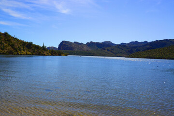 Fototapeta premium Late Winter at Saguaro lake in Arizona