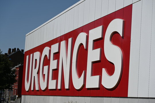 un grand mur blanc avec l'inscription urgences en grosses lettres blanches peintes sur un rectangle rouge. Entr&eacute;e &agrave; l'h&ocirc;pital de Namur en Belgique. Signal&eacute;tique et indication tr&egrave;s visible des secours 