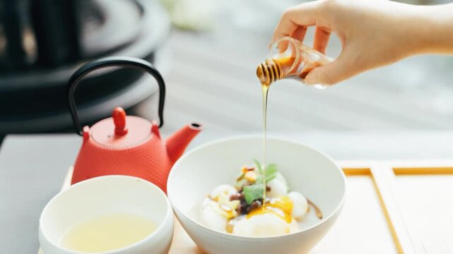 お茶とあんみつのセットに、あんみつをかける