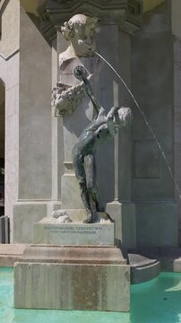 Brunnen am Karlstor "Brunnenbuberl", M&uuml;nchen, Oberbayern, Bayern, Deutschland