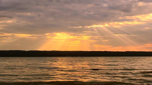 Abgestorbener Baumstamm lieg im Wasser, Sonnenuntergang am Ammersee, Oberbayern, Bayern, Deutschland