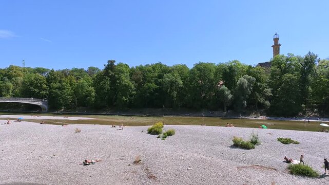 Menschen erfrischen sich am Ufer der k&uuml;hlen Isar an einem hei&szlig;en Sommertag, M&uuml;nchen, Oberbayern, Bayern, Deutschland