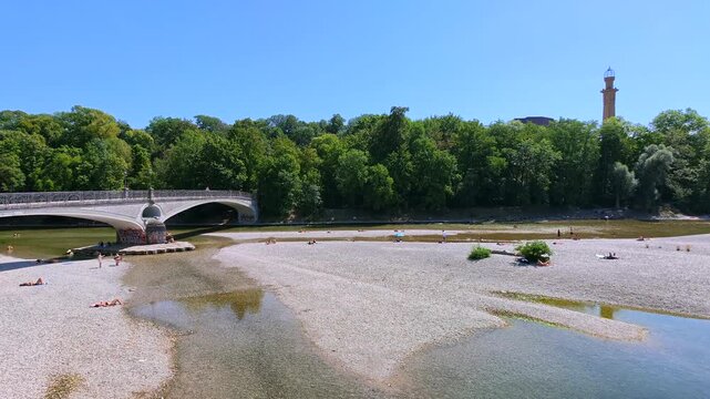 Menschen erfrischen sich am Ufer der k&uuml;hlen Isar an einem hei&szlig;en Sommertag, M&uuml;nchen, Oberbayern, Bayern, Deutschland