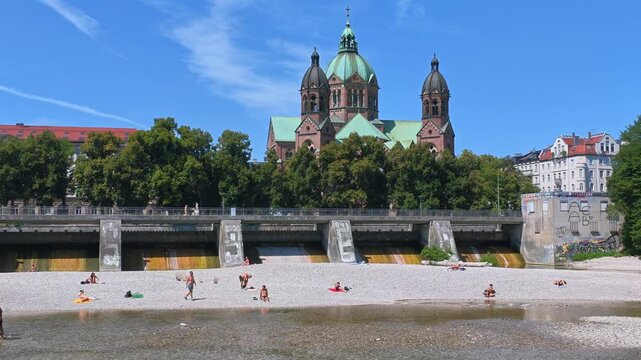 Menschen erfrischen sich am Ufer der k&uuml;hlen Isar an einem hei&szlig;en Sommertag, M&uuml;nchen, Oberbayern, Bayern, Deutschland