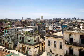 Fototapeta premium Panoramic view of Havana, Cuba, amid the country's economic crisis, marked by deteriorating urban infrastructure, shortages and the impact of the long-standing U.S. embargo.