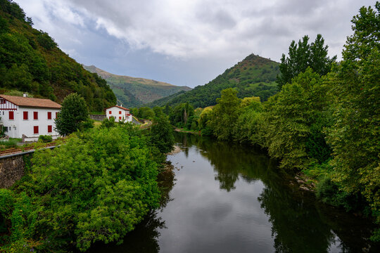 La Nive au c&oelig;ur des montagnes verdoyantes de Bidarray, Pays basque, France