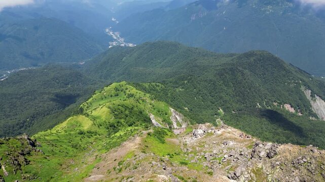 日本百名山で活火山の焼岳南峰周辺の溶岩ドームと火口湖を奥飛騨温泉郷方面へ空撮