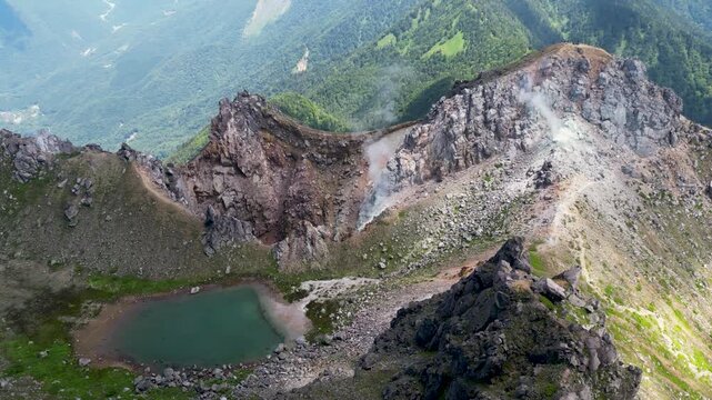 焼岳山頂の溶岩ドームと白い噴気、火口域から新中の湯登山道へ続く火山地形