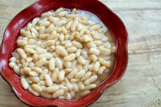 white beans cooked in red bowl food