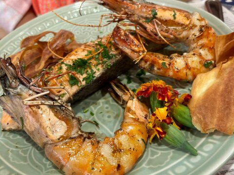 Assortiment de plats cuisin&eacute;s , saumon et gambas 