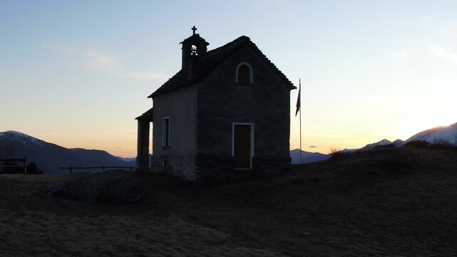 Tramonto invernale ai monti di lego nel Canton Ticino (Svizzera) sul lago maggiore, tra il Locarnese e l'inizio della Valle Verzasca