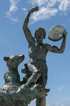 Eine Statue eines Dompteurs mit B&auml;ren aus Bronze von Louis Botinelly im Hafen von Marseille in Frankreich
