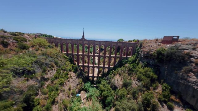 Spektakul&auml;rer FPV-Drohnenflug durch Aqu&auml;dukt und Tal nahe M&aacute;laga, Aufstieg am K&uuml;stenende mit Schwenk &uuml;ber das Meer und die Felsenk&uuml;ste