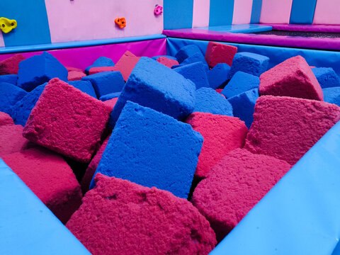 The block game is made of foam, there are only two colors, blue and red.