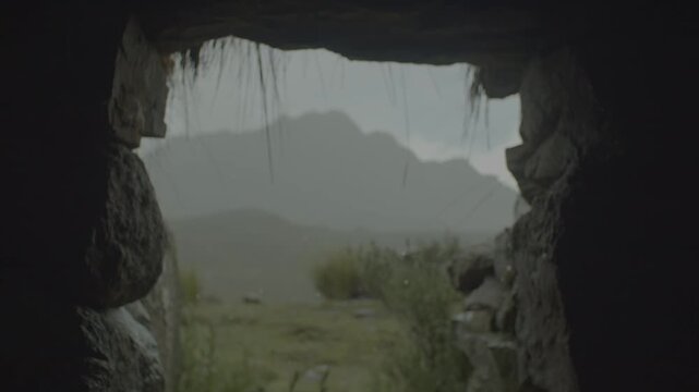 d&iacute;a lloviendo a gotas en la monta&ntilde;a desde el interior de una caba&ntilde;a andina de los andes, mirada desde la puerta abierta del interior hacia afuera