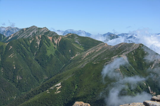 常念岳山頂から見たパノラマ銀座の稜線