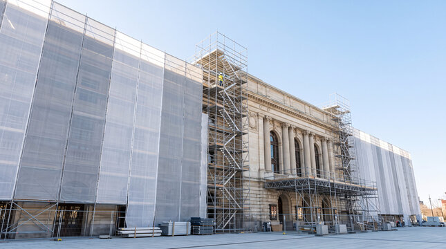 B&acirc;timent historique prot&eacute;g&eacute; par des &eacute;chafaudages pendant sa restauration