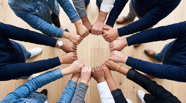 Groupe formant un cercle avec les poings pour symboliser l&rsquo;unit&eacute;