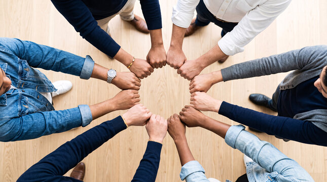 Mains de collaborateurs r&eacute;unies en cercle pour symboliser la coh&eacute;sion