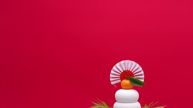 鏡餅を左側に配置し、赤白背景でティルトダウン撮影した動画　三宝あり