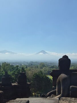 Bouddha en m&eacute;ditation face au volcan Merapi depuis les hauteurs de Borobudur