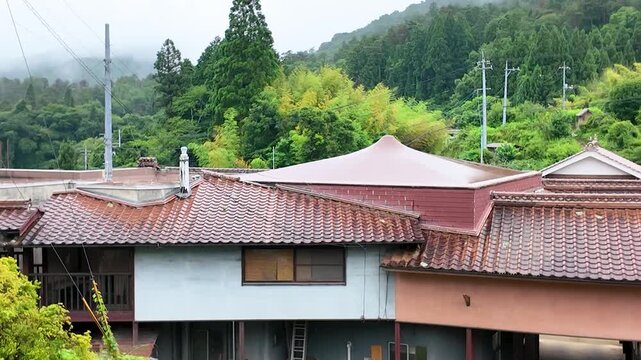赤銅色の石州瓦とベンガラ色の建物が並ぶ吹屋の町並み