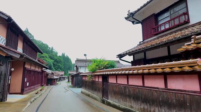 赤銅色の石州瓦とベンガラ色の建物が並ぶ吹屋の町並み