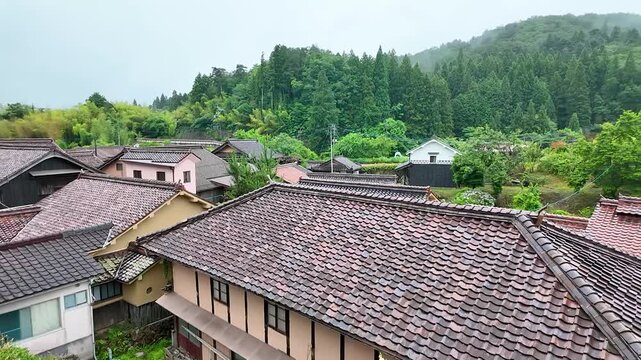 赤銅色の石州瓦とベンガラ色の建物が並ぶ吹屋の町並み
